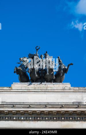 Bronzeskulptur auf dem Wellington Arch, die den Friedensengel auf der Quadriga darstellt, einem Vierpferdewagen. Apsley Way, Green Park, London, England, Großbritannien Stockfoto