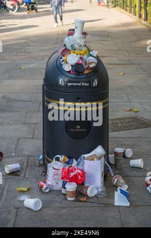 Überspritzung kommunaler Mülltonnen in Green Park, London, England, Vereinigtes Königreich Stockfoto