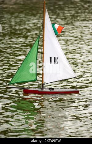 Eine vertikale Aufnahme eines farbenfrohen ferngesteuerten Bootes im Jardin du Luxembourg im Wasser Stockfoto