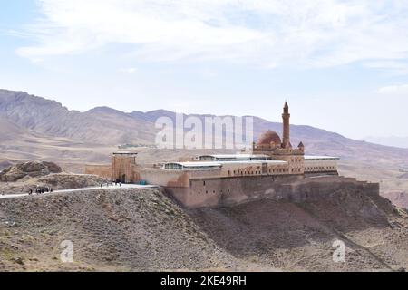 Blick auf den Ishak Pasha Palast in Dogubayazit, Agri, Türkei. Erbaut im 18.. Jahrhundert. Foto aufgenommen im September 2022. Stockfoto