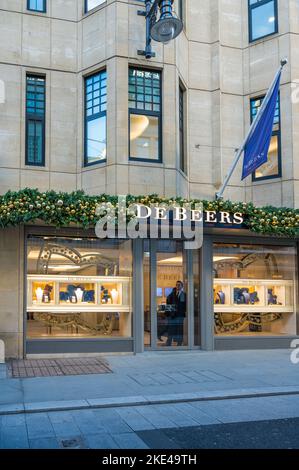 Außenansicht des Juwelierhauses De Beers, das für die Weihnachtszeit dekoriert ist. Old Bond Street, Mayfair, London, England, Großbritannien Stockfoto