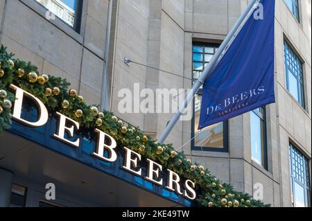 Der Name des Shops, das Banner und die Weihnachtsdekoration befinden sich auf der Vorderseite des Juweliergeschäftes De Beers. Old Bond Street, Mayfair, London, England, Großbritannien Stockfoto