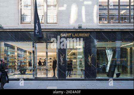 Einkaufsbummel in Saint Laurent, einem hochwertigen Designer-Modegeschäft in der Old Bond Street, Mayfair, London, England, Großbritannien Stockfoto