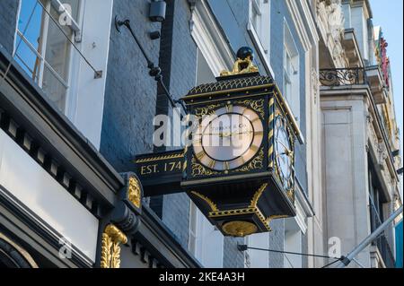 Prunkvolle Uhr über dem Eingang zum Tiffany & Co. Store. Ein US-amerikanischer High-End-Einzelhändler, bekannt für feinen Schmuck, china und Silber. Old Bond Street, London, Großbritannien Stockfoto