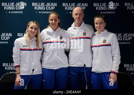 Von links posieren die tschechischen Tennisspielerinnen Marketa Vondrousova, Karolina Pliskova, Petr Pala (nicht spielende Hauptspielerin), Karolina Muchova zum Fotografieren während Stockfoto