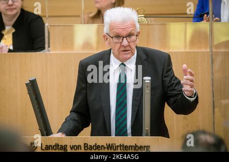 Stuttgart, Deutschland. 10.. November 2022. Winfried Kretschmann (Bündnis 90/die Grünen), Ministerpräsident von Baden-Württemberg, hält seine Regierungserklärung im Plenarsaal des landtags Baden-Württemberg ab. Quelle: Christoph Schmidt/dpa/Alamy Live News Stockfoto