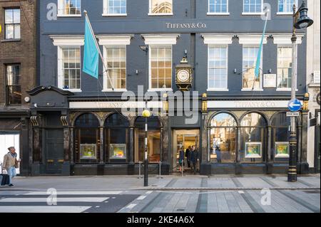 Außenansicht des Tiffany & Co.-Geschäfts in der Old Bond Street, einem amerikanischen High-End-Einzelhändler für feinen Schmuck, china und Silber. London, England, Großbritannien Stockfoto