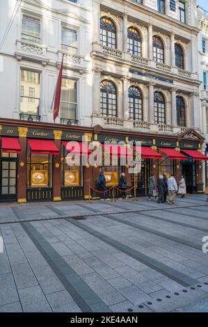 Außenansicht von Cartier, einem Juweliergeschäft der Luxusmarke in der New Bond Street, Mayfair, London, England, Großbritannien Stockfoto