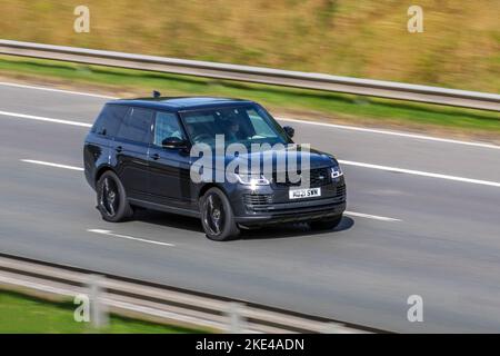 2021 Black Land Rover MHEV A; 3,0D MHEV 300 StopStart EU6 Westminster Black Auto auf der Autobahn M^ UK Stockfoto
