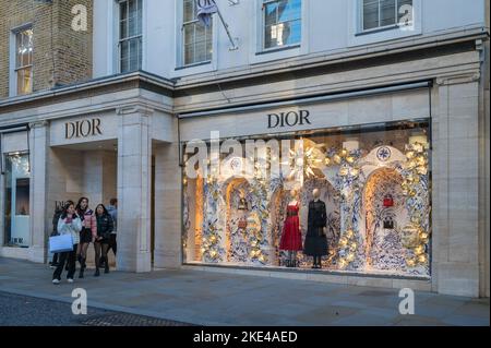 Außenansicht des Dior Designer-Modehauses mit an der New Bond Street, Mayfair, London, England, Großbritannien Stockfoto