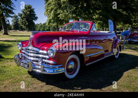 1948 Pontiac Torpedo ‘833 FAC’ auf der American Auto Club Rally of the Giants, die am 10.. Juli 2022 im Blenheim Palace stattfand Stockfoto