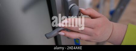 Eine Käuferin oder Mieterin öffnet die Tür zum Zimmer aus der Nähe Stockfoto