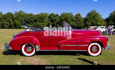 1948 Pontiac Torpedo ‘833 FAC’ auf der American Auto Club Rally of the Giants, die am 10.. Juli 2022 im Blenheim Palace stattfand Stockfoto