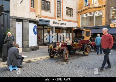 Veteranenautos vor dem Blenheim Street Eingang zum Bonhams Auktionshaus. London, England, Großbritannien Stockfoto