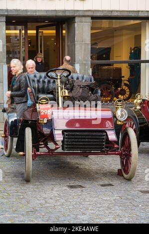 Ein Veteranenauto vor dem Eingang der Blenheim Street zum Bonhams Auktionshaus. London, England, Großbritannien Stockfoto