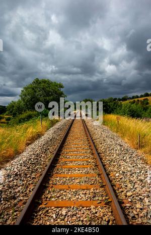 Eingleisige Eisenbahnstrecke nahe Danby auf der Esk Valley Line, die zwischen Middlesbrough und Whitby im North York Moors National Park England verkehrt Stockfoto