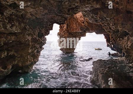 Cova dels Arcs in Cala Moraig, mittelmeerküste Stockfoto