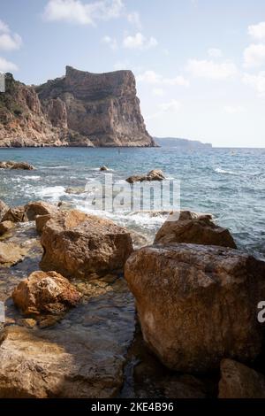 Cova dels Arcs in Cala Moraig, mittelmeerküste Stockfoto