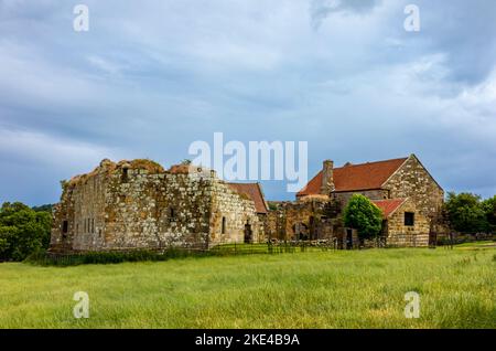 Danby Castle ein Schloss aus dem 14. Jahrhundert mit Blick auf das Esk Valley im North York Moors National Park im Norden Englands. Stockfoto