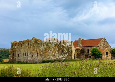 Danby Castle ein Schloss aus dem 14. Jahrhundert mit Blick auf das Esk Valley im North York Moors National Park im Norden Englands. Stockfoto