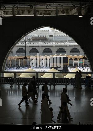 Eine Gruppe von Muslimen, die Umrah oder Pilgerfahrt und die Kaaba am Horizont in Mekka verfolgen Stockfoto