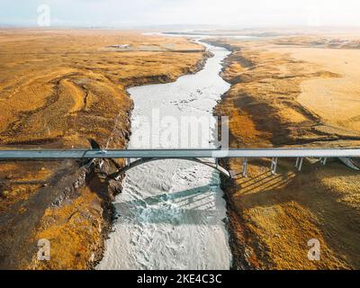 Draufsicht auf eine Braut über dem Fluss in Island Stockfoto