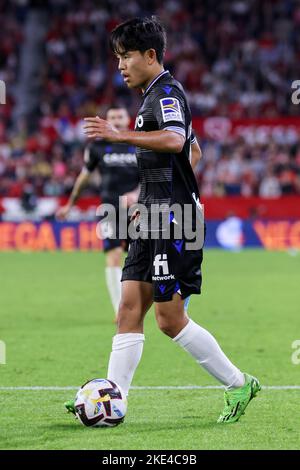 Sevilla, Sevilla, Spanien. 9.. November 2022. Takefusa Kubo von Real Sociedad in Aktion während des La Liga Santader-Spiels zwischen Sevilla CF und Real Sociedad bei Ramon Sanchez Pizjuan in Sevilla, Spanien, am 09. November 2022. (Bild: © Jose Luis Contreras/DAX via ZUMA Press Wire) Stockfoto