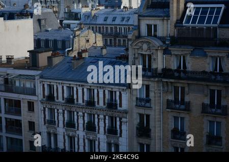 Romantische Dächer in Paris mit urabnner Landschaft Stockfoto
