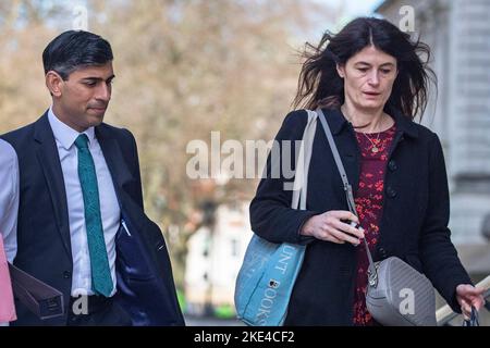 Lisa Lovering, Sonderbertin und Leiterin der Operationen des Premierministers, der Abgeordnete des RT Hon Rishi Sunak, tritt mit dem damaligen Kanzler Rishi Sunak zusammen Stockfoto
