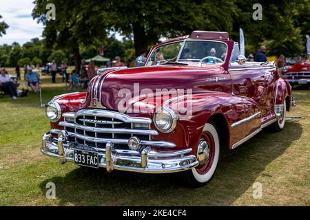 1948 Pontiac Torpedo ‘833 FAC’ auf der American Auto Club Rally of the Giants, die am 10.. Juli 2022 im Blenheim Palace stattfand Stockfoto