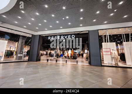 Lviv, Ukraine - 09. Oktober 2022: Reservierter Laden im Einkaufszentrum galleria. Stockfoto
