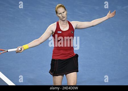 Die Belgierin Alison Van Uytvanck sieht bei einem Tennisspiel gegen die australischen Sanders, einem Match zwischen Belgien und Australien, in der Gruppenphase des Billie Jean King Cup Finals Tennis in Glasgow, Schottland, am Donnerstag, den 10. November 2022 niedergeschlagen aus. Der internationale Mannschaftswettbewerb der Frauen findet vom 8. Bis 13. November 2022 statt. BELGA FOTO LAURIE DIEFFEMBACQ Stockfoto