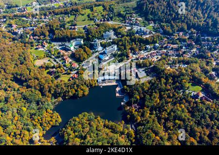 Luftaufnahme des Sovata Resorts - Rumänien im Herbst Stockfoto