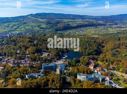 Luftaufnahme des Sovata Resorts - Rumänien im Herbst Stockfoto