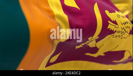 Nahaufnahme des Winkens der Nationalflagge Sri Lankas. Die Demokratische Sozialistische Republik Sri Lanka ist ein Inselstaat in Südasien. Stoffstruktur Stockfoto