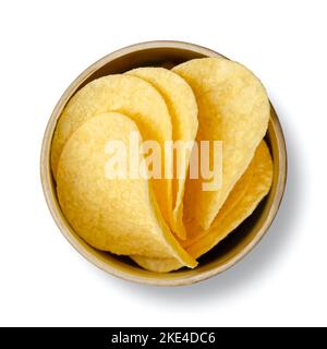 Gesalzene Kartoffelchips, in einer geöffneten Kartonschachtel, von oben. Dünne Scheiben amerikanischer Chips auf Kartoffelbasis mit einem Anteil von 42 % an Kartoffeln. Stockfoto