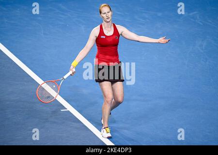 Glasgow, Schottland,10. November 2022. Die Belgierin Alison Van Uytvanck sieht bei einem Tennisspiel gegen die australischen Sanders, einem Match zwischen Belgien und Australien, in der Gruppenphase des Billie Jean King Cup Finals Tennis in Glasgow, Schottland, am Donnerstag, den 10. November 2022 niedergeschlagen aus. Der internationale Mannschaftswettbewerb der Frauen findet vom 8. Bis 13. November 2022 statt. BELGA FOTO LAURIE DIEFFEMBACQ Stockfoto