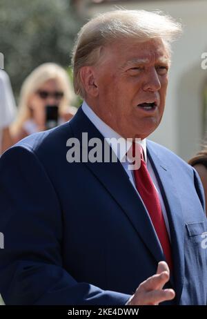 Eine vertikale Aufnahme des ehemaligen US-Präsidenten Donald Trump Stockfoto