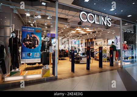 Lviv, Ukraine - 09. Oktober 2022: Colin's Laden im Einkaufszentrum galleria. Stockfoto