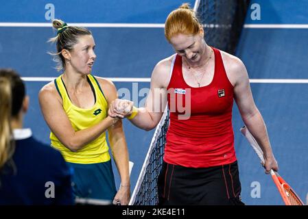 Glasgow, Schottland,10. November 2022. Der australische Sturm Sanders und die Belgierin Alison Van Uytvanck geben sich nach ihrem Tennisspiel die Hände, dem ersten Match zwischen Belgien und Australien in der Gruppenphase des Billie Jean King Cup Finals Tennis in Glasgow, Schottland am Donnerstag, den 10. November 2022. Der internationale Mannschaftswettbewerb der Frauen findet vom 8. Bis 13. November 2022 statt. BELGA FOTO LAURIE DIEFFEMBACQ Stockfoto