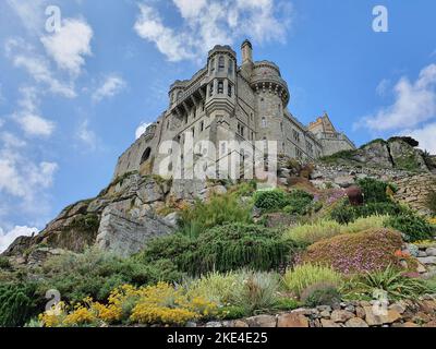 Eine Aufnahme aus dem niedrigen Winkel des St. Michael's Mount Castle auf blauem, bewölktem Himmel in Großbritannien Stockfoto