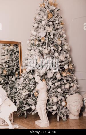 Schöner Weihnachtsbaum im Inneren des Hauses. Weihnachtsgeschenke Stockfoto