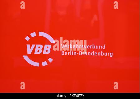 Cottbus, Deutschland. 08.. November 2022. Das Logo des VBB Verkehrsverbundes Berlin-Brandenburg auf einem Regionalexpress der Deutschen Bahn. Quelle: Patrick Pleul/dpa/Alamy Live News Stockfoto