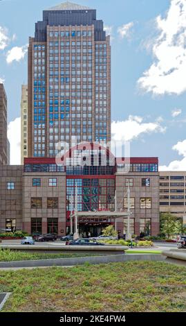 Das Cleveland Marriott Downtown am Key Tower hat wie der benachbarte Bürohochhaus eine pyramidenförmige Krone. Stockfoto