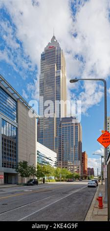 Das Cleveland Marriott Downtown am Key Tower ist vom Bürohochhaus in den Schatten gestellt. Stockfoto