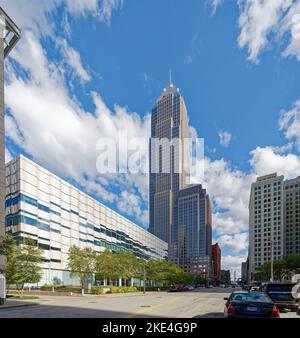 Das Cleveland Marriott Downtown am Key Tower ist vom Bürohochhaus in den Schatten gestellt. Stockfoto