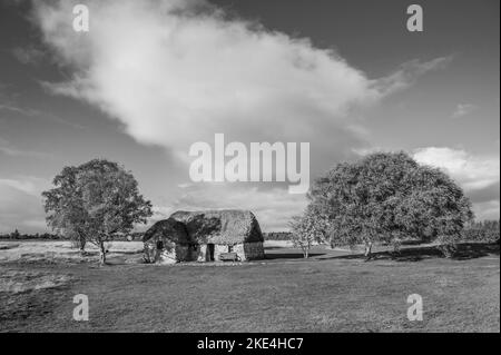 Das Bild zeigt das Leanach Crofters Cottage auf dem Schlachtfeld von Culloden Moor in der Nähe von Inverness Stockfoto