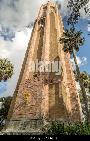 Eine Aufnahme der Bok Tower Gardens aus einem niedrigen Winkel Stockfoto