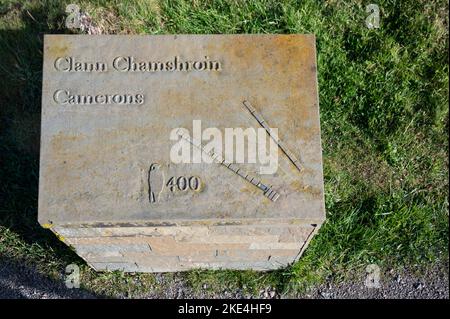 Das Bild zeigt Gedenksteine, die den Standort verschiedener Clans auf dem Schlachtfeld von Culloden Moor in der Nähe von Inverness geben, wo sich im Jahr 1746, Stockfoto