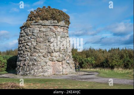 Das Bild zeigt das Culloden Moor Memorial Cairn to the Highlanders, die auf dem Schlachtfeld von Culloden Moor i 1746 umkamen Stockfoto